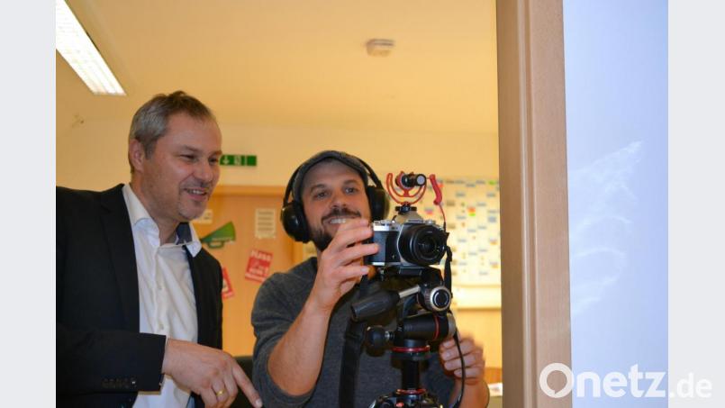 Jürgen Preisinger (links), Vorsitzender des Kreisjugendrings Tirschenreuth, und Philipp Reich, Leiter des T1-Jugendmedienzentrums, drehen gerade vier Videoclips mit den Landratskandidaten. Bild: lue