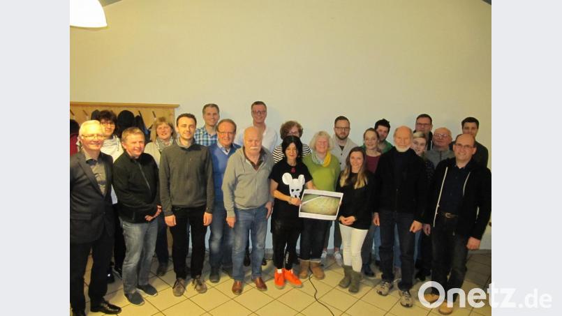 23 Baumpaten melden sich für die Betreuung der Streuobstwiese in Hirschau. Hier bei einer Informationsveranstaltung mit dem Vorsitzenden des Obst- und Gartenbauvereins Hirschau, Roland Maier (links), Jürgen Hartmann (Vierter von links) vom Anleiterteam, Bürgermeister Hermann Falk (dahinter) und Zweitem Bürgermeister Josef Birner (vorn rechts). Bild: fg