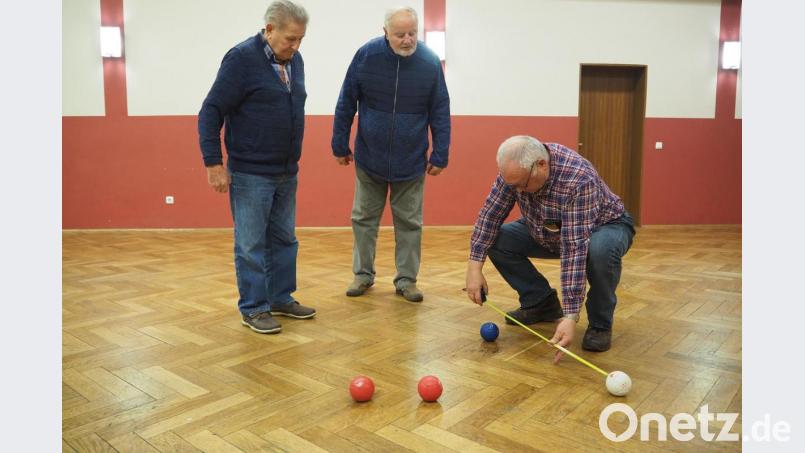 Im Zweifelsfall gibt der Meterstab Aufschluss darüber, welche Mannschaft näher an die weiße Kugel herangekommen ist. Bild: bl