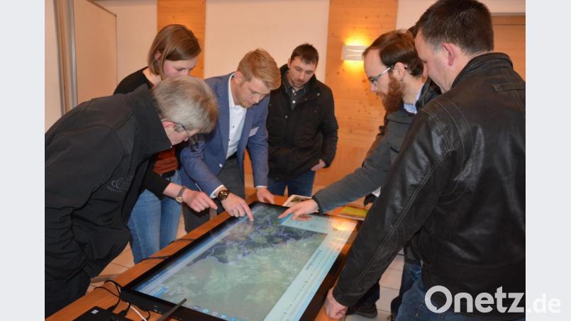 Zwischen 150 und 200 Personen kamen am Dienstagnachmittag in die "Petersklause", um sich beim Bürgerforum über die Trasse des Süd-Ost-Links zu informieren. 15 Tennet-Mitarbeiter standen mit Rat und Tat zur Seite. Bild: jr