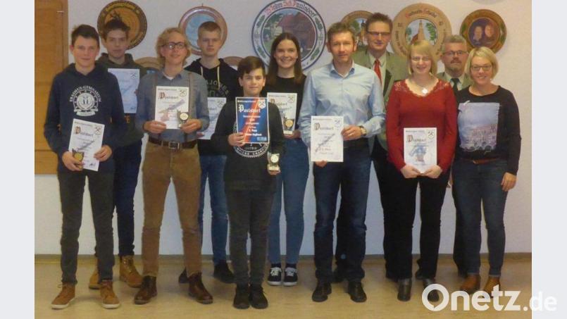 Die Schützengesellschaft Paulsdorf ehrt ihre Vereinsmeister (von links): Luca Püschl, Florian Meier, Andreas Schwarz, Zacharias Deierl, Fabian Englisch, Filiz Türksever, Daniel Liegl, Gerhard Singer, Tanja Singer, Schützenmeister Christian Schörner, Susanne Reinwald. Bild: RST, Autor [rst] (stefanie-richter@freenet.de)