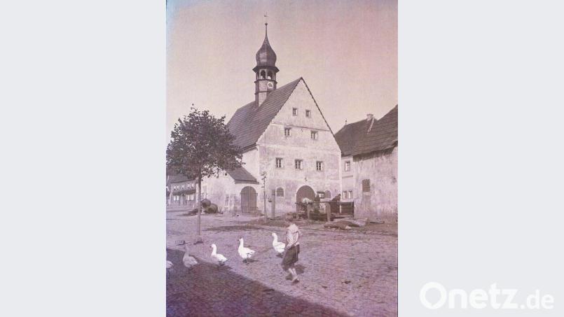 Wenige Jahre nach der Mangelzeit des Dreißigjährigen Krieges bauen die Neustädter 1654 ihr erstes Rathaus. Über 300 Jahre ist es der Mittelpunkt der kleinen Stadt am Rauhen Kulm. 1945 zerstören die Amerikaner das historische Gebäude bei einem Bombenangriff. Bild: ow