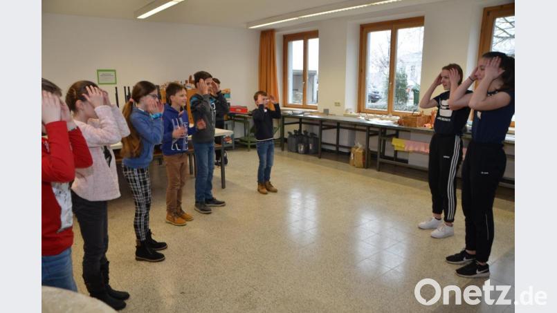 Für die Jüngsten war der Besuch besonders aufregend. Schließlich dürfen die Viertklässler im Schnupperkurs gerade erst entscheiden, ob sie später Französisch erlernen möchten. Die Siebtklässler dagegen verstehen und sprechen das eine oder andere schon sehr gut. „Je m ‘appelle“, stellte sich eine Realschülerin mit ihrem Namen vor und schaffte es spielerisch, die Grundschüler zum Wiederholen anzuregen und sie neugierig auf die Sprache zu machen. Bild: dob