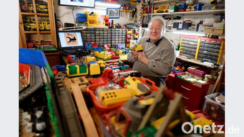 Hans-Joachim Simon, Begründer der der Reparaturwerkstatt "Papa macht ganz", in seinem Arbeitsraum. Bild: Henning Kaiser/dpa