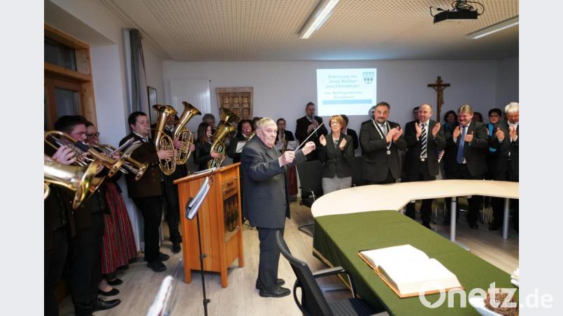 Josef Müllner dirigiert &quot;seine Trachtenkapelle&quot;, die zum Abschluss des Festaktes der Ehrenbürgerernennung den Waldthurner Jubiläumsmarsch spielt. Bild: fvo