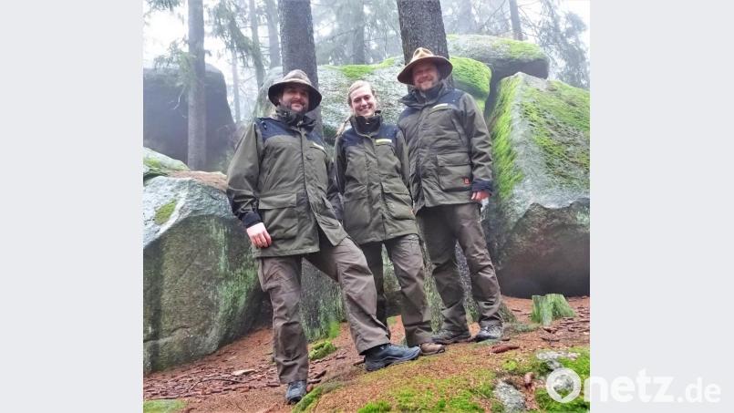 Als Ansprechpartner im Gebiet des Naturparks Fichtelgebirge stehen die Naturpark-Ranger für Einheimische und Besucher jederzeit gerne zur Verfügung: (von links) Andreas Hofmann, Isabell Niclas und Ronald Ledermüller. Bild: Landratsamt Wunsiedel/exb