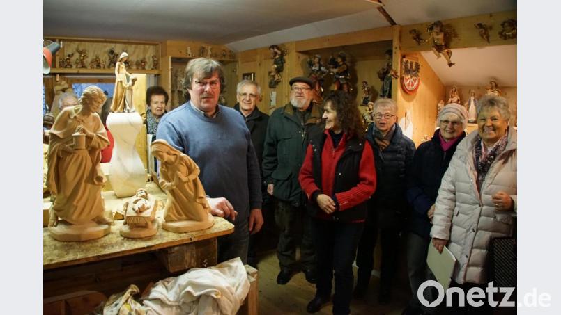 Gerhard Schinner (Zweiter von links) und seine Ehefrau Lisa (Fünfte von links) beeindrucken die Besucher aus Pressath. Dabei gibt es Schnitzerhandwerk in Perfektion zu sehen. Richard Wolf (Dritter von links) hat die &quot;Kunsttour&quot; organisiert. Bild: mng