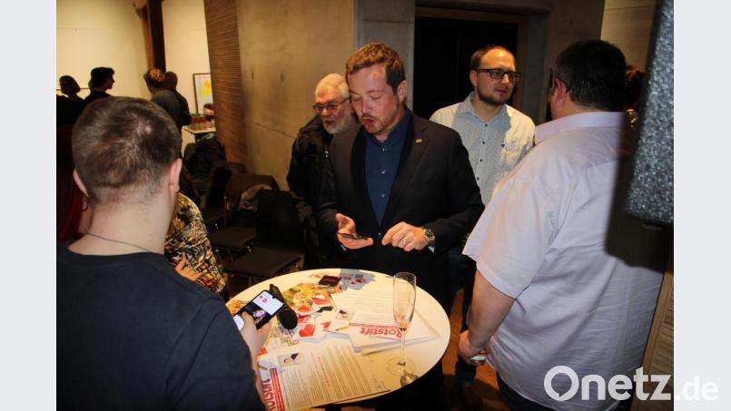 Uli Grötsch im Gespräch mit den Waldsassener &quot;Sozis&quot;. Bild: kro