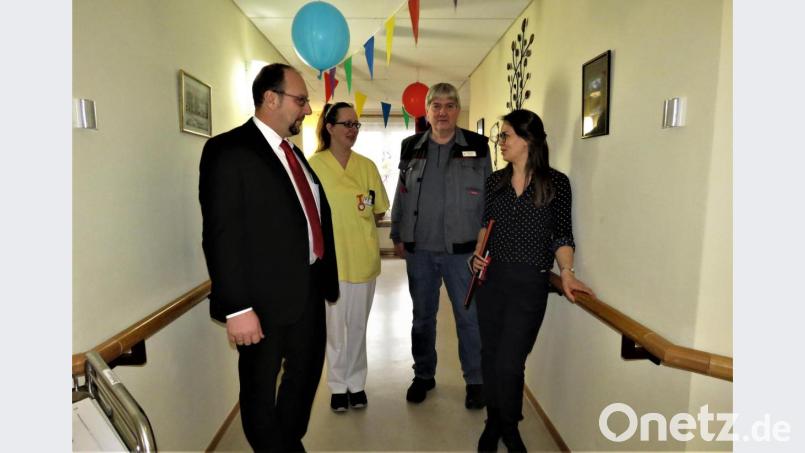 Die Mitarbeiterin des Blindeninstituts Arnika Dzinic (rechts) zeigt Heimleiter Andreas Wöhrl, Heimbewohnerbetreuerin Nicole Köllner und Heimtechniker Herbert Böckl (von links) unter anderem, wie die Handläufe verbessert werden könnten. Hier rät sie zu mehr Farbeinsatz, damit die Gehhilfe auf den Fluren besser gesehen wird. Bild: ubb