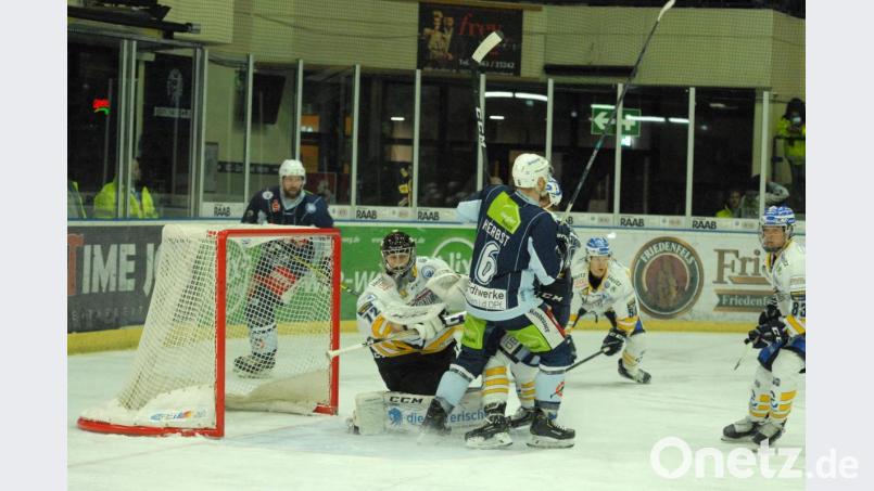Die Blue Devils unterlagen am Freitag beim SC Riessersee unglücklich mit 4:5 nach Penaltyschießen. Das Bild zeigt eine Szene aus dem Heimspiel gegen die Garmischer mit Kapitän Ralf Herbst und Martin Heinisch (hinter dem Kasten). Bild: gb