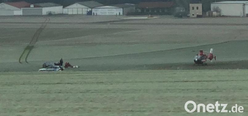 Der beherzte Einsatz von Polizei und Rettungsdienst sorgt am Dienstag für Aufsehen. Links ist die Spur des Autos im Acker zu sehen, rechts der Rettungshubschrauber mit seiner wohl bislang kürzesten Anflugzeit. Bild: exb