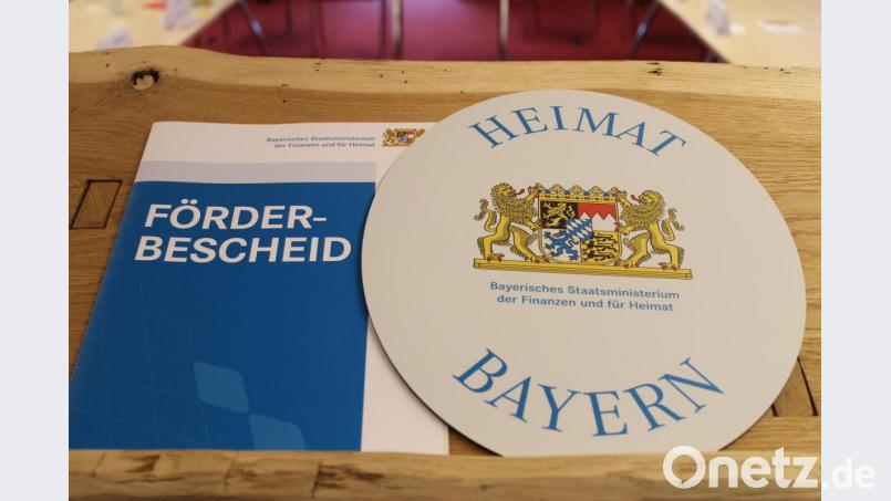 Der Förderbescheid im Wert von 270.000 Euro, den Finanz- und Heimatminister Albert Füracker am Samstag in die Hände von Alfred Wolf übergab. Bild: sfo