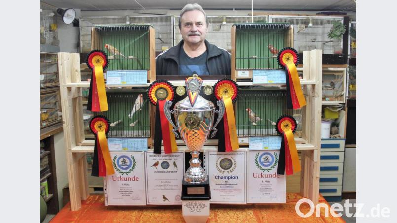 Konrad Dötterl und seine "Champion"- und "Meister"-Vögel Bild: stg