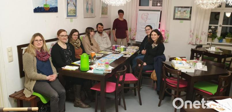 „Eine abwechslungsreiche und vollwertige Ernährung deckt in der Regel den Nährstoffbedarf der Mutter und auch den des ungeborenen Kindes“, betonte Ernährungsfachfrau Kristina Heinzel-Neumann (stehend). Bild: jzk