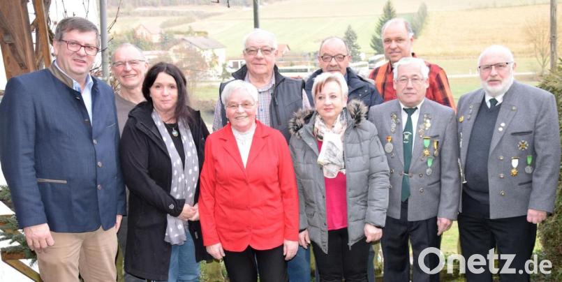 Im Kreise ihrer Familie feierte Barbara Hümmer (rote Jacke) ihren 80. Geburtstag. Dazu gratulierten neben Bürgermeister Peter Braun für den Markt Schmidmühlen, ihr Mann Ludwig (hintere Reihe, hinter der Jubilarin), ihre Kinder Peter, Markus und Karl-Heinz sowie eine Abordnung der Schützen und der Feuerwehr. Bild: bö