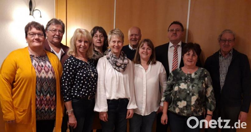 Der Obst- und Gartenbauverein Sigl wählt einen neuen Vorstand (von links): Kerstin Lindner, Vorsitzender Armin Heuberger, Angela Kredler, Monika Krieger, Christine Gradl, Richard Fenk, Ramona Heldmann, Bürgermeister Hans-Martin Schertl, Elfriede Weiß und Christian Merkl. Bild: ct