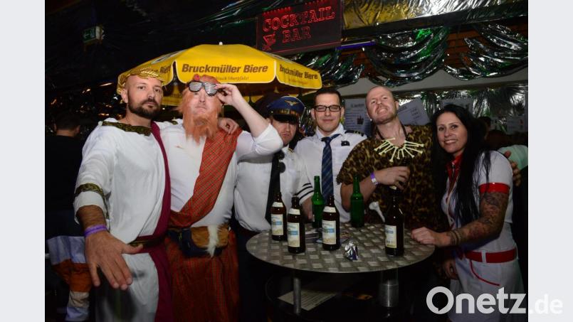 Viele der Besucher der Faschingsnight des SC Luhe-Wildenau haben tief in die Kostümkiste gegriffen. Bild: bey