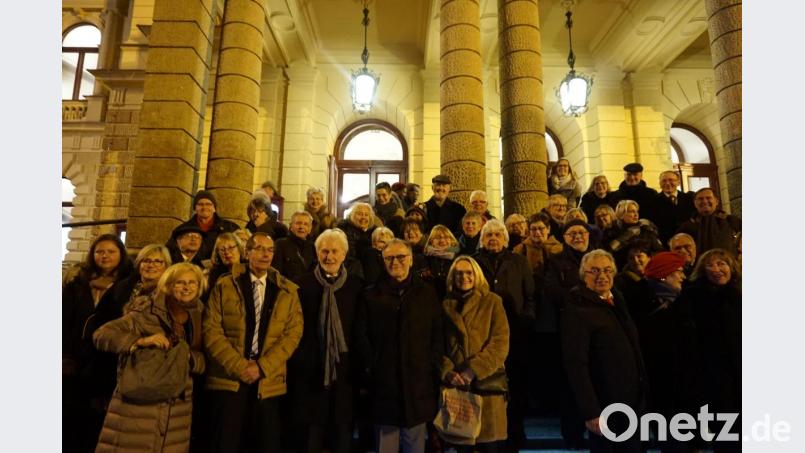 Die Teilnehmer der Kulturtour, hier am Portal der Staatsoper, bekamen eine glanzvolle Inszenierung zu hören und zu sehen. Bild: eib