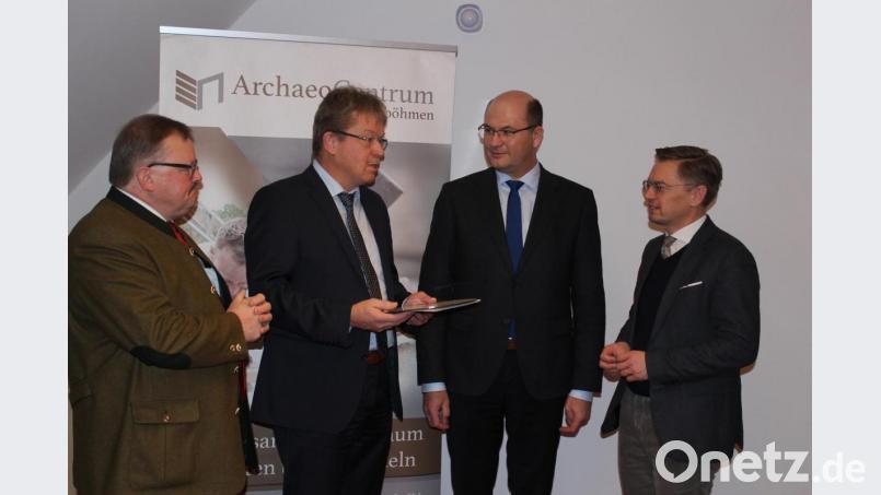Bürgermeister Alfred Stier, Via-Carolina-Vorsitzender Alfred Wolf, Finanz- und Heimatminister Albert Füracker und Landtagsabgeordneter Tobias Reiß (von links) beim Plausch nach der Übergabe des Förderbescheids. Bild: sfo