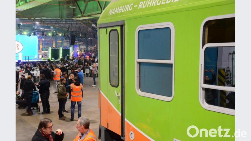 Viele alte Eisenbahner waren zum Fachsimpeln gekommen. Bild: Kunz
