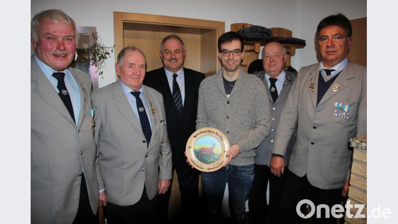 Langjährige Vereinsfunktionäre wurden bei der Soldatenkameradschaft Leonberg geehrt. Unser Bild zeigt von links Gottfried Bayer, Vorsitzenden Reiner Köppel, Bürgermeister Johann Burger, Sebastian Putzer, der die Kirwa-Scheibe gewann, stellvertretenden KreisvorsitzendenJosef Meisl und Johann Putzer. Bild: kro