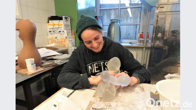 Schülerin Franziska Gretsch arbeitet an einer Kunststoffplastik aus dem 3-D-Drucker. Bild: ubb