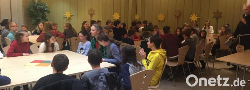 Die Sternsinger werden für ihre Mühen mit einem gemütlichen Pizzaessen und und einem vergnügten Spieleabend belohnt. Bild: exb