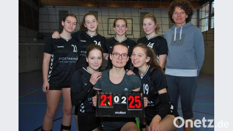 Das erfolgreiche CFG-Team setzt sich zusammen aus Lena Fischer, Stella Glaser, Isi Laemmler, Hanna Bockes, Sportlehrerin Thea Spies (hintere Reihe von links) sowie Judith Dittmar, Nicole Wagner und Lily Zant (vorne von links). Bild: exb