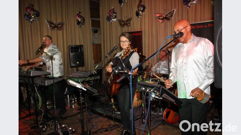 Die „Sunny Sound- Band“ war der Garant für einen tollen Tanzabend. Bild: frd