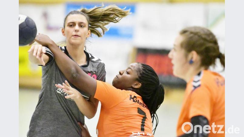 Die Amberger Top-Torjägerin Jessi Thomas (Mitte) im Duell mit Vanessa Hampl (links). Die Spielerin der HSG Pyrbaum/Seligenporten ist in der neuen Staffel von „Germany’s next Topmodel“ eine der Kandidatinnen. Bild: Hubert Ziegler