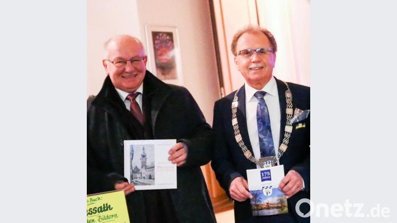 Das Bild zeigt Eckhard Bodner und Bürgermeister Werner Walberer bei der Präsentation der Festschrift. Bild: Eva Maria Windisch