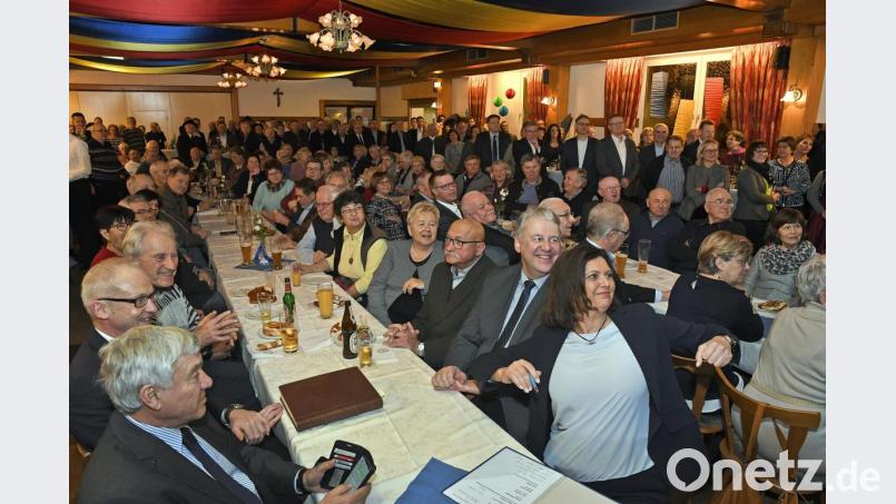 Musikalisch gaben die Hahnbacher Marktbläser den Ton beim Neujahrsempfang der Amberg-Sulzbacher CSU an. Der Saal des Gasthauses Ritter platzte angesichts des Andrangs wenige Wochen vor der Kommunalwahl fast aus seinen Nähten. Neben einer Vielzahl von Kandidaten hatte sich auch eine ganze Reihe „Andersgläubiger“ – also Nicht-CSU-Mitglieder – eingefunden, wie Landrat Richard Reisinger es formulierte. Bild: Petra Hartl