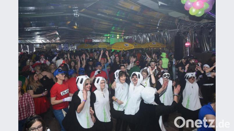 Wenn "Highline" als "Hausband" des SC Luhe-Wildenau ordentlich Gas gibt, findet sich auf dem Parkett kaum noch ein freies Fleckchen. Bild: bey