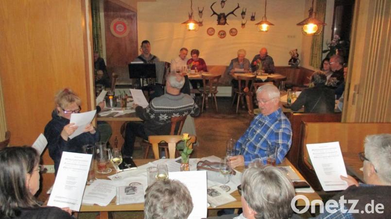 Beim geselligen Wirtshaussingen kam eine gesellige Runde an sangesfreudigen Frauen und Männern aus Nagel, Brand und Kirchenthumbach zusammen. Unermüdlich sangen alle Volks- und Heimatlieder aus Oberfranken und der Oberpfalz zur musikalischen Begleitung von Michael Ponader (Akkordeon) und Georg Lauss (Gitarre). Bild: kkl
