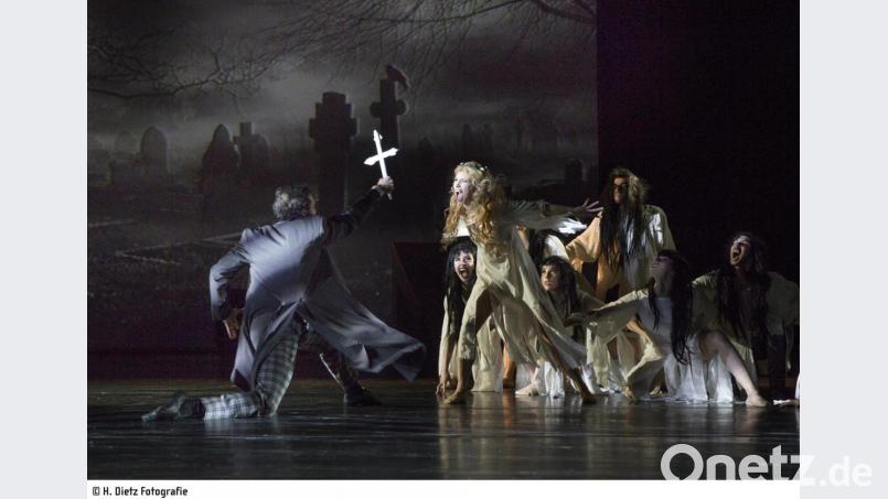 Eine Höhepunkt des Rock-Balletts &quot;Dracula&quot; am Theater Hof ist die Szene auf dem Friedhof, wo die Untoten um ihre Macht kämpfen. Bild: Harald Dietz