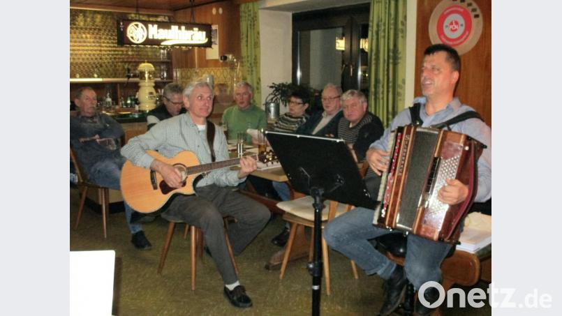 Beim geselligen Wirtshaussingen kam eine gesellige Runde an sangesfreudigen Frauen und Männern aus Nagel, Brand und Kirchenthumbach zusammen. Unermüdlich sangen alle Volks- und Heimatlieder aus Oberfranken und der Oberpfalz zur musikalischen Begleitung von Michael Ponader (Akkordeon) und Georg Lauss (Gitarre). Bild: kkl