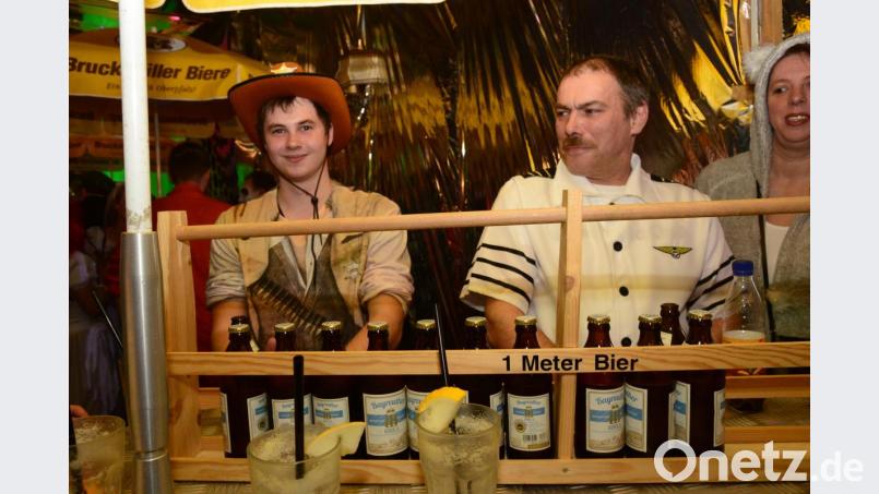 Sich etwas zurückziehen und den Abend mit anderen Freunde und einem laufenden Meter Getränke zu erleben - auch dafür bot die Faschingsnight des SC Luhe-Wildenau im Naabtalhaus genügend Möglichkeiten. Bild: bey