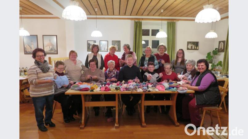 „Da werden sich die Eltern von Neugeborenen freuen“ versicherten Marianne Fütterer (links) und Stadtpfarrer Thomas Kraus (Bildmitte) den fleißigen Strickerinnen vom Kemnather Strickkreis. Bild: jzk