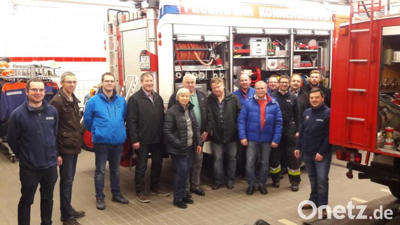 Eine Abordnung der Freien Wähler mit Bürgermeister Max Bindl und den Markträten besuchte die Feuerwehr. Vorsitzender Sven Jäger, die Kommandanten Stefan Kreuzer und Philipp Sölch gaben Auskunft. Bild: Max Bindl/exb