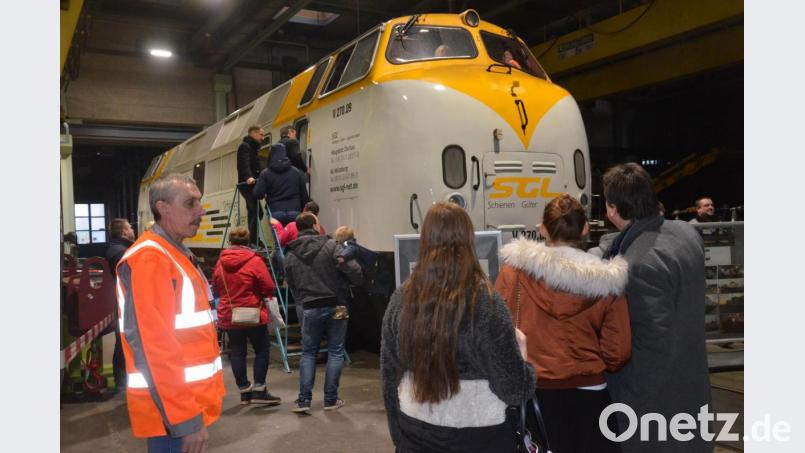 Großer Andrang vor der V 270. Bild: Kunz