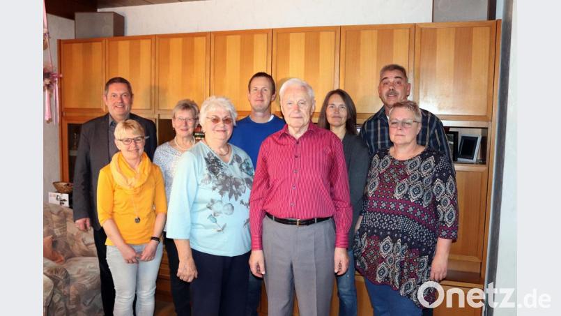 Karl Felser (Mitte) im Kreise der Gratulanten: (von links) Bürgermeister Joachim Neuß, Ingrid Menzel, Rita Magerl, Ehefrau Inge, Schwiegersohn Ralf Probst, Tochter Karin, Sohn Herbert und Schwiegertochter Christine. Bild: jma