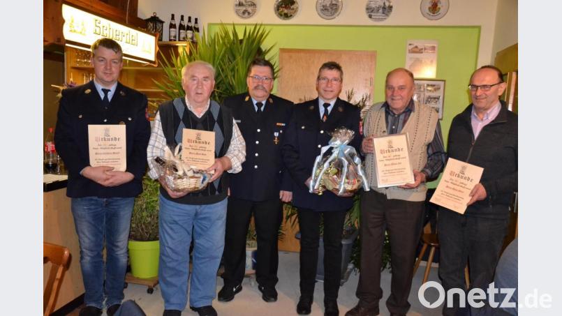 Der Vorsitzende der Feuerwehr Ödpielmannsberg Hermann Ach (Dritter von rechts) und zweite Kommandant Christian Bayerl (links) ehrten mit Kreisbrandmeister Thomas Kleber (Dritter von links) die Kameraden der Wehr für 25, 55 und 60-jährige Treue sowie fleißige Mitarbeit. Bild: gi