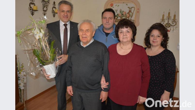 Maria und Anatolij Amann (vorne) feierten ihre goldene Hochzeit. Dazu gratulierten Tochter Valentina und Schwiegersohn Alexander. Bürgermeister Roland Grillmeier (links) überreichte eine Orchidee. Bild: jr