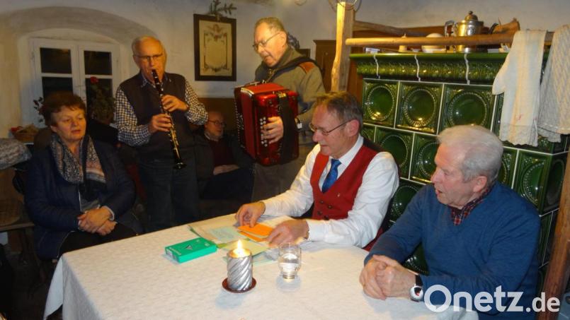 Mit Sprüchen übers Essen, Trinken und Sterben unterhält Heimatpfleger Josef Schmaußer (Zweiter von rechts) auf dem Goglhof. Hans Dittrich mit dem Akkordeon und Sepp Ertl mit der Klarinette machen die passende Musik dazu. Bild: hka