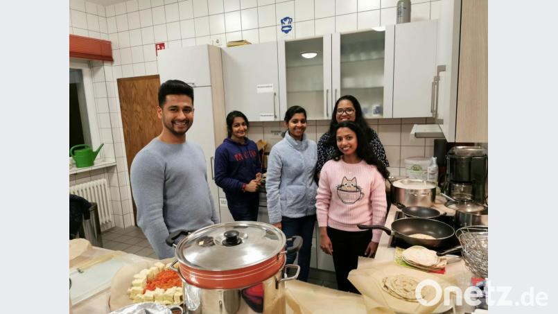 Das indische Festmahl bereiteten Febi, Reshma, Arya und Silby mit Pfarrvikar Bivin zu, Bild: gz