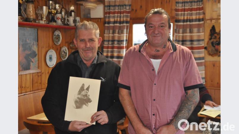 Mit Urkunde dankte Vorsitzender Stefan Winkler seinem bisherigen Stellvertreter Heinz Zucker (von rechts) für 25 Jahre Treue. Bild: ak