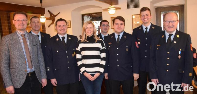 Beförderungen, die Verleihung von Atemschutzträgerabzeichen und Feuerwehrführerscheine gehörte bei der Jahresversammlung auch zum Programm. Dazu gratulierten Bürgermeister Florian Junkes (links) und Kreisbrandinspektor Hubert Blödt (rechts). Bild: bö