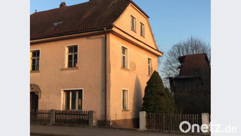 Das frühere Wohnhaus mit der Anschrift Fronberger Straße 44 soll in dieser Woche verschwinden. Am Stadel, hinten rechts, hat die Baggerschaufel schon ein beachtliches Stück weg gefressen. Bild: ihl
