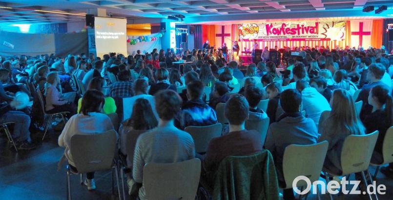 Nur zeitweise sitzen die Jugendlichen beim Gottesdienst so einheitlich auf den Stühlen. Bild: Bühner