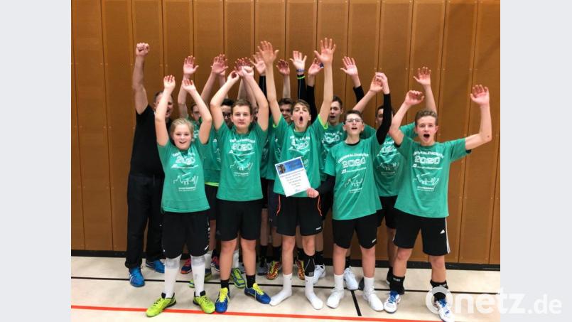 Die U-16-Volleyballer des VC Amberg bejubeln ihren Sieg bei der Oberpfalzmeisterschaft. Bild: gsp
